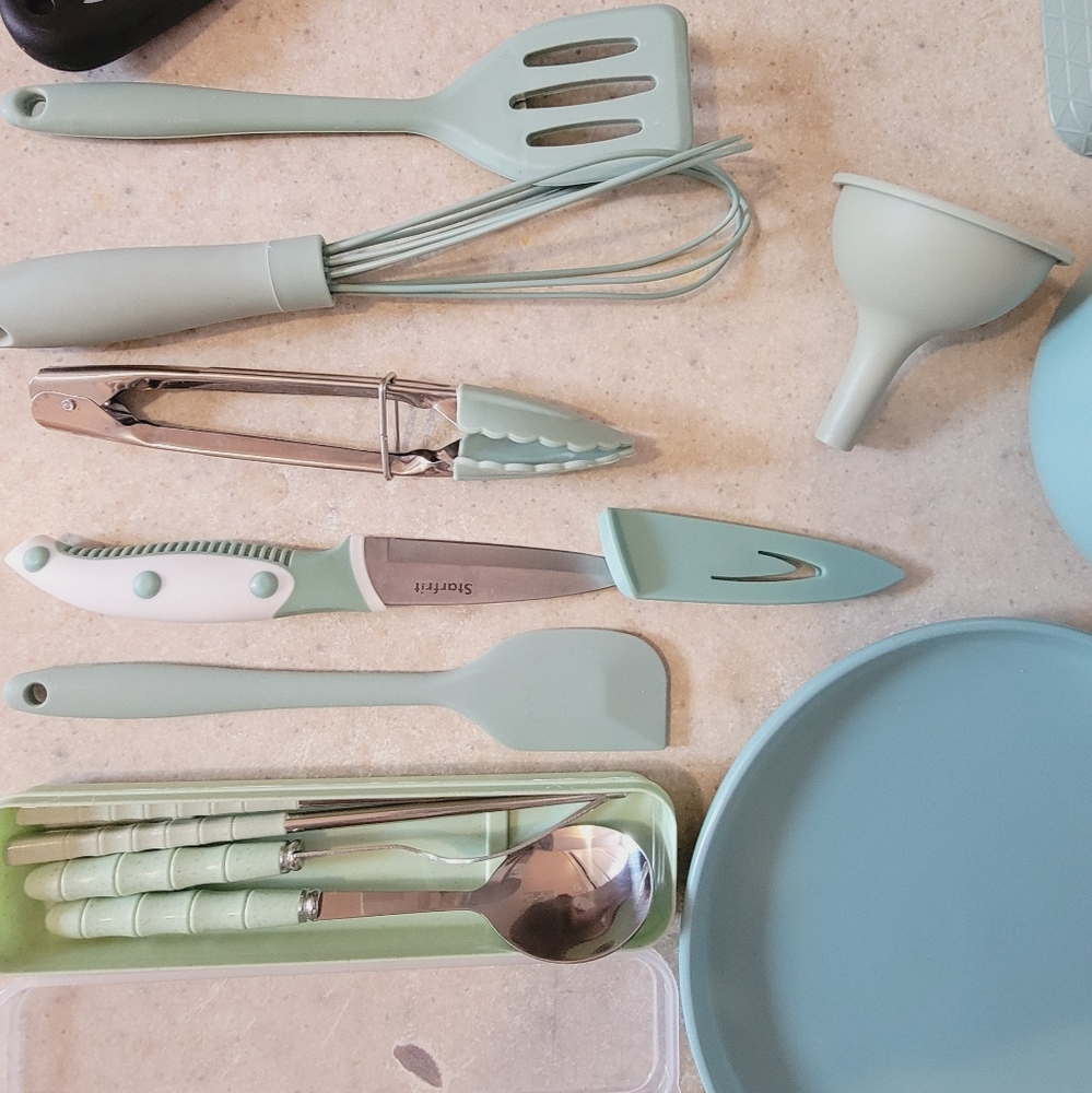 Mint Green Kitchenware Set - Picture 2 of 7